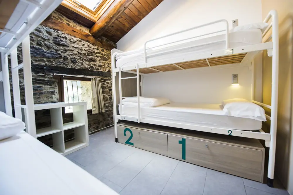 Habitaciones privadas y compartidas en Mountain Hostel Tarter