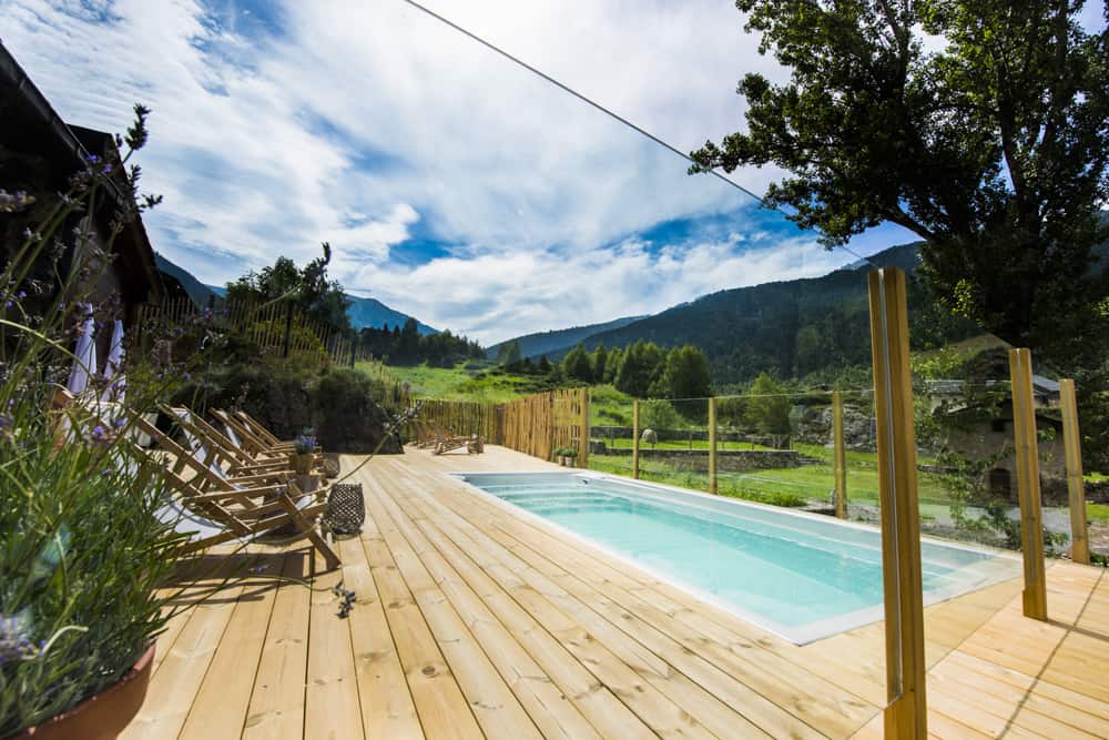 Disfruta de nuestro jacuzzi exterior, con agua caliente con unas vistas a la montaña espectaculares