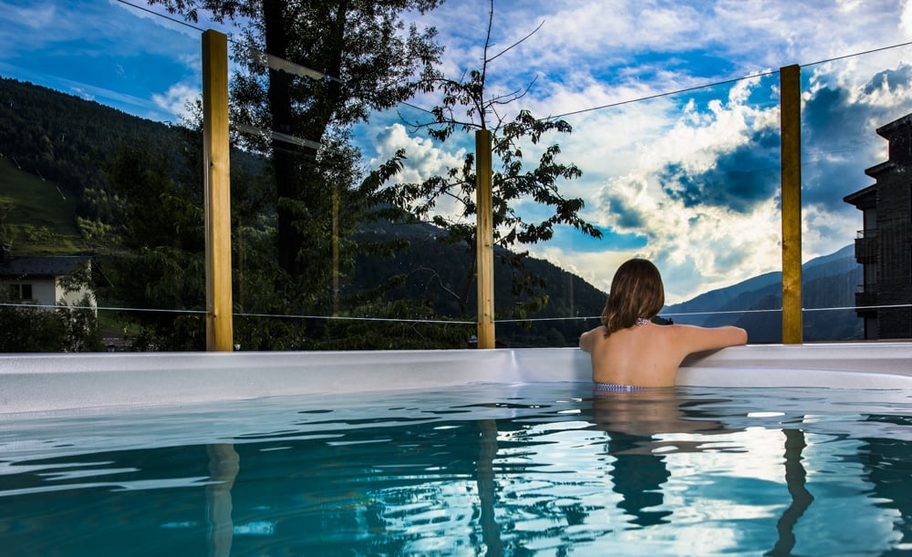 Relax en la piscina-jacuzzi exterior con agua caliente