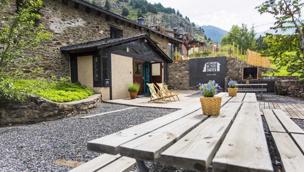 Terrasse d'été avec barbecue à Mountain Hostel Tarter