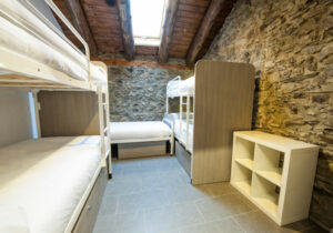 PRIVATE 5-BED ROOM