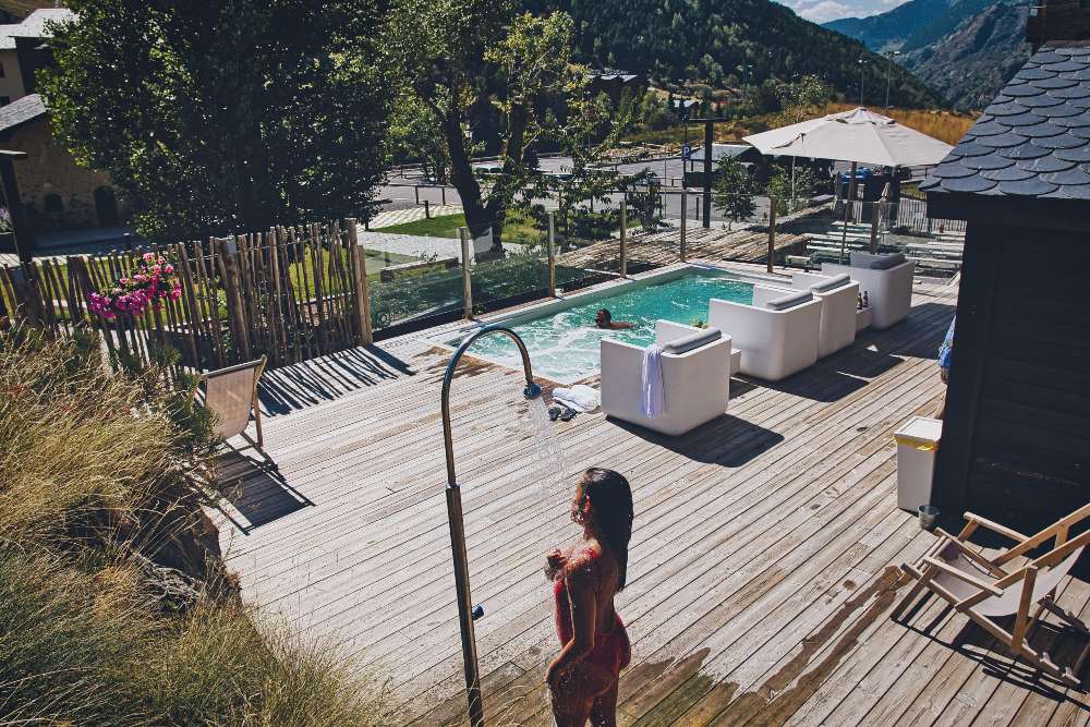Backpackers disfrutando de la naturaleza en Andorra cerca de Mountain Hostel Tarter