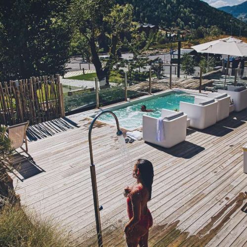 Mochileros en los Pirineos de Andorra Backpackers disfrutando de la naturaleza en Andorra cerca de Mountain Hostel Tarter